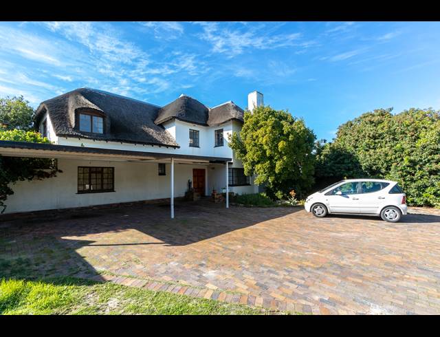 5 BEDROOM HOUSE TO LET IN PINELANDS